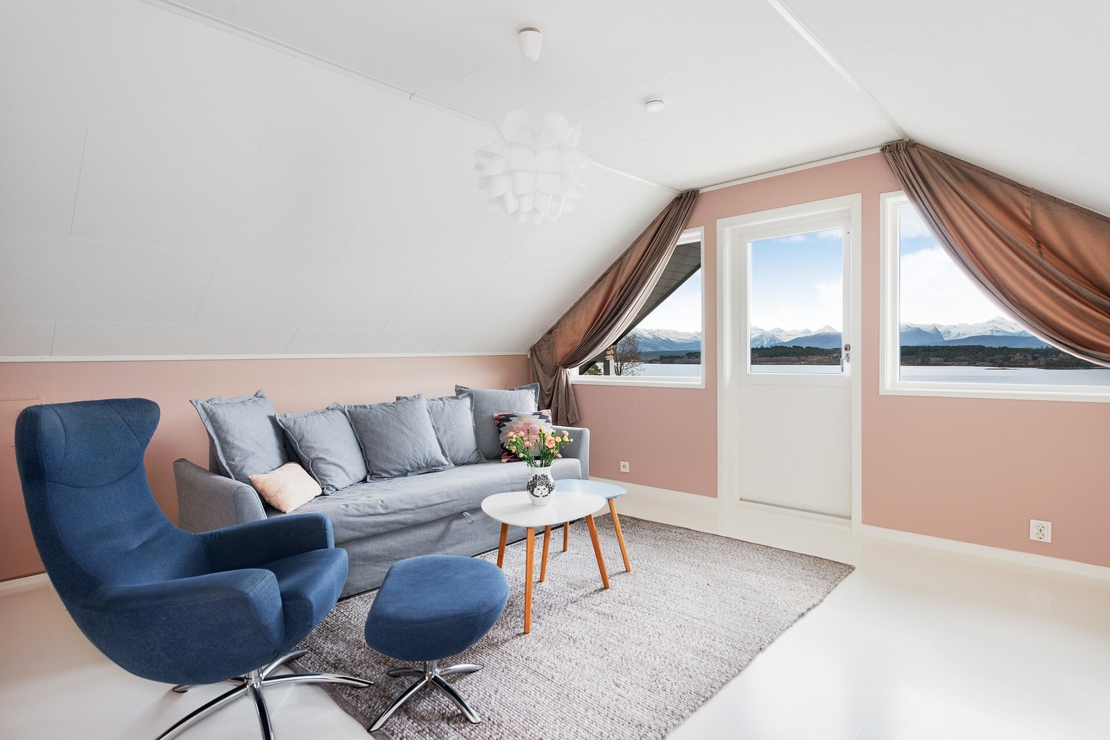 Loftstue med utgang til sørvendt balkong på 5 m². Galleribilde