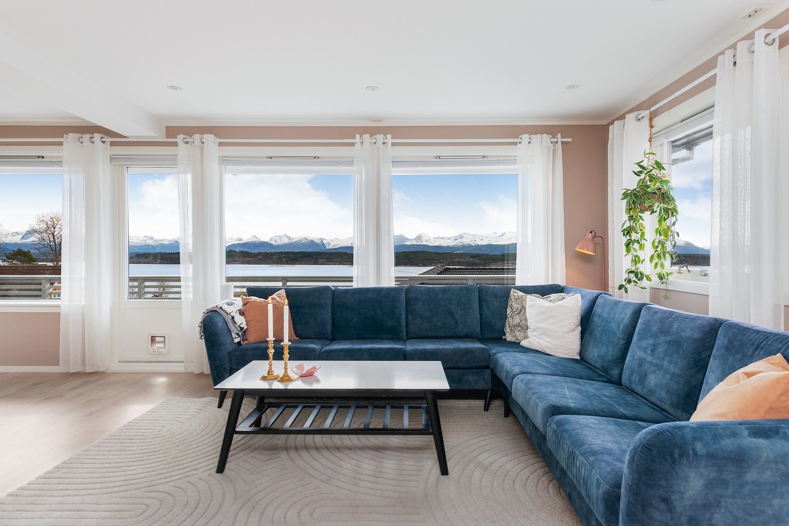 Fra stuen er det utgang til sydvestvendt veranda på hele 84m². Galleribilde