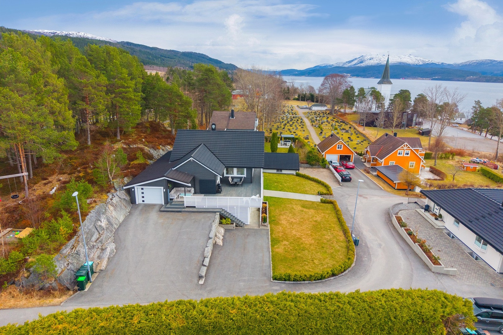 Boligen er åpent og fint plassert med meget gode solforhold. Her bor du i naturskjønne omgivelser med flott utsikt og gode turmuligheter. Galleribilde