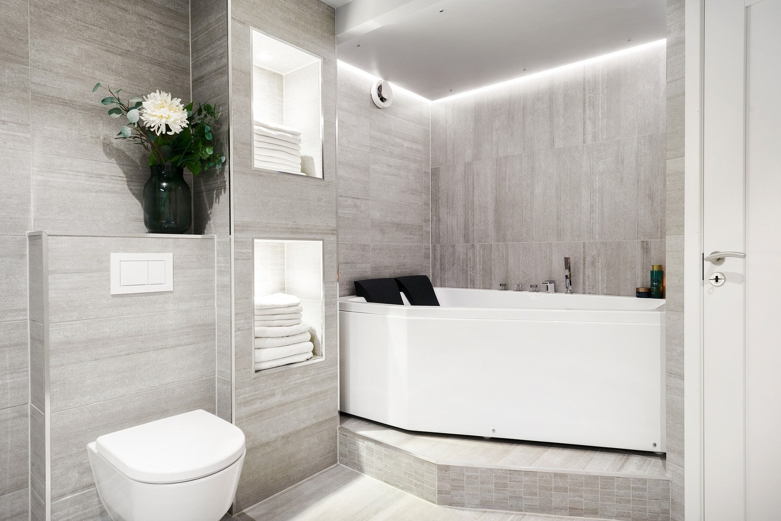 Badet har et luksuriøst preg med integrerte hyller og en egen sone med badekar og TV. Galleribilde