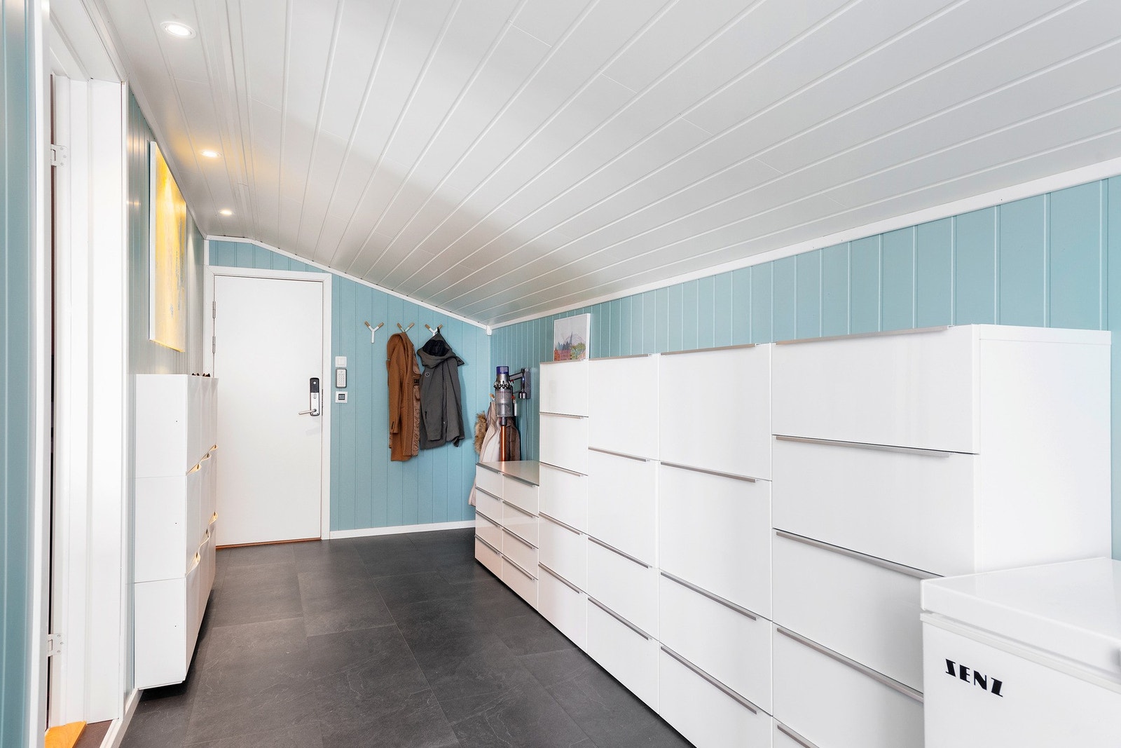 Romslig gang med adkomst fra garasje mot nord. Her er det god oppbevaringmuligheter. Galleribilde