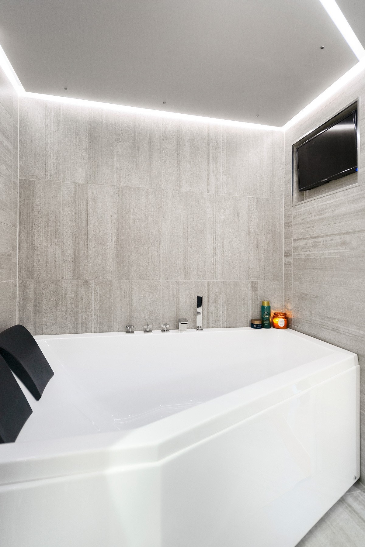 Badet har en avslappende, spainspirert atmosfære. Her ligger alt til rette for velvære i hverdagen. Galleribilde