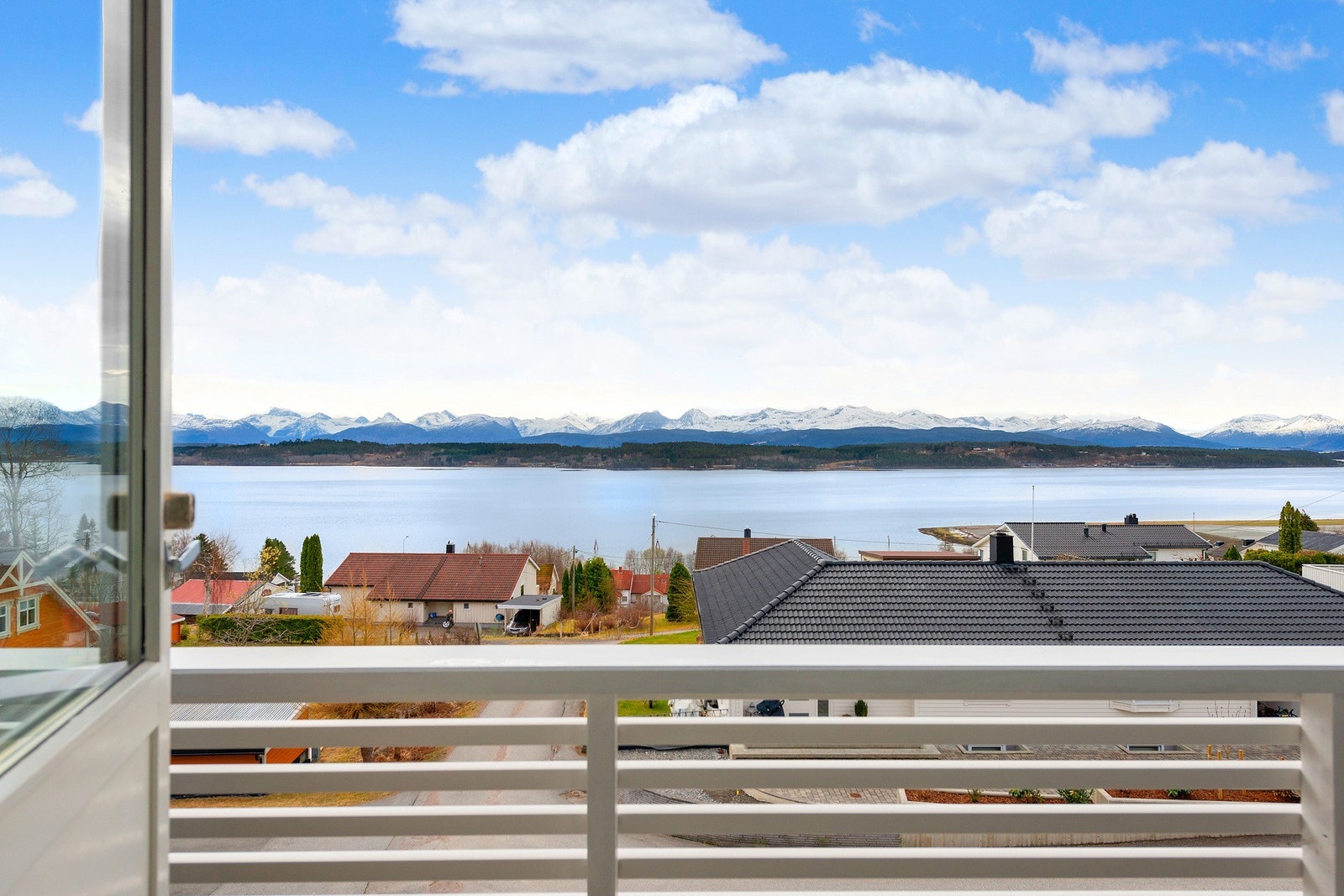 Verandaen byr på flott utsikt over Moldefjorden. Galleribilde