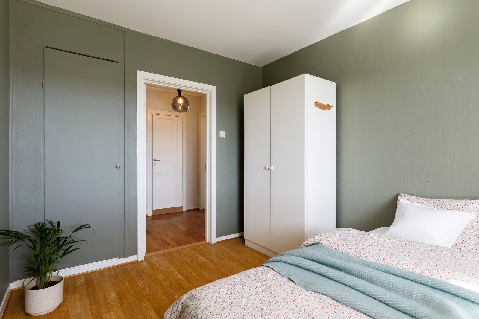 Plassbygd garderobe og frittstående skap Galleribilde