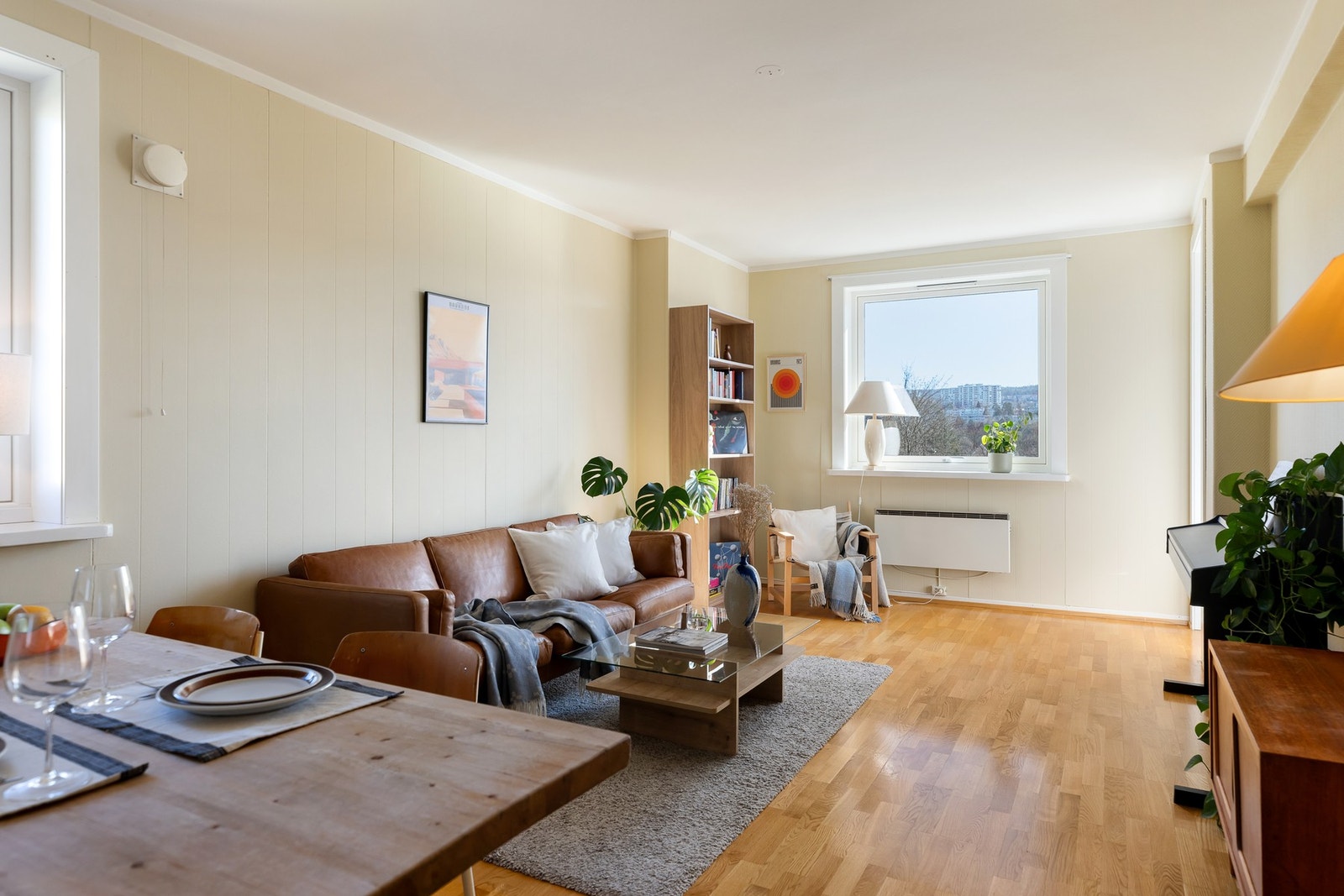 Stue med god plass til sittegruppe og spisebord Galleribilde