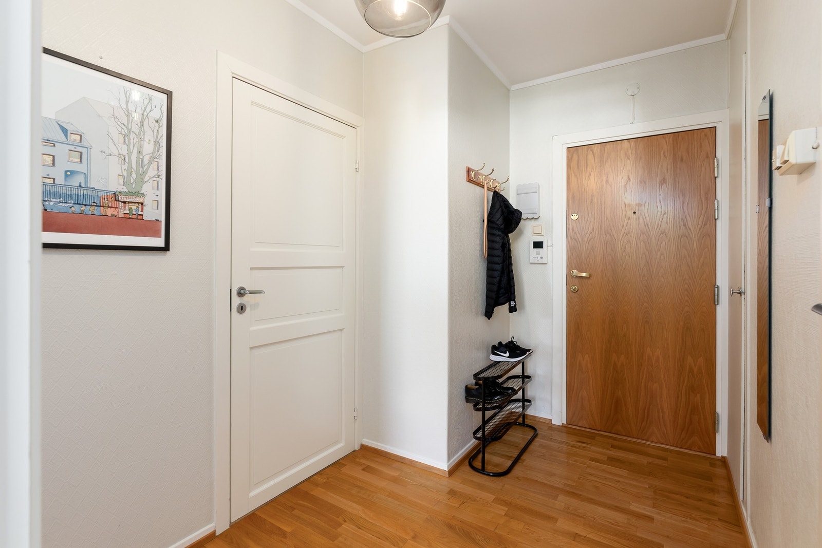 Entre med avhengsmuligheter og plassbygd garderobe / kott Galleribilde