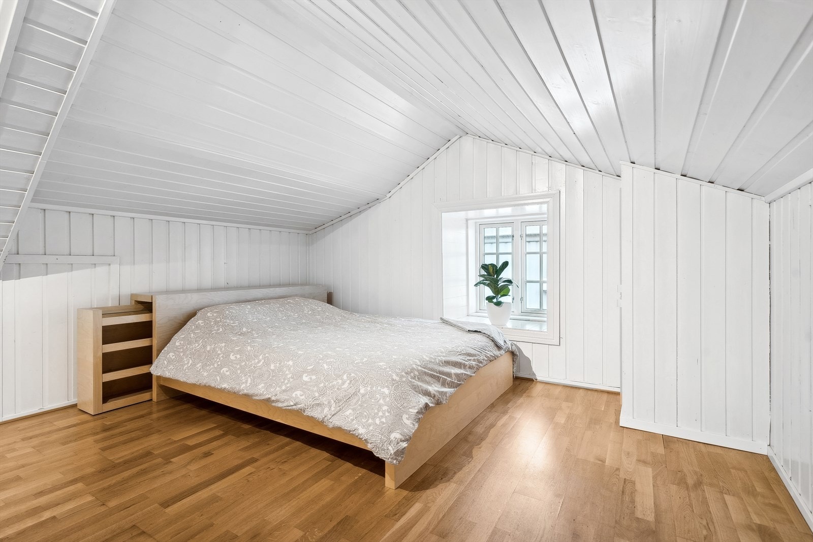 Rommet er av god størrelse og har flere kneboder med lagringsplass. Takstmann bemerker at rømningsvei via vindu er for liten. Galleribilde