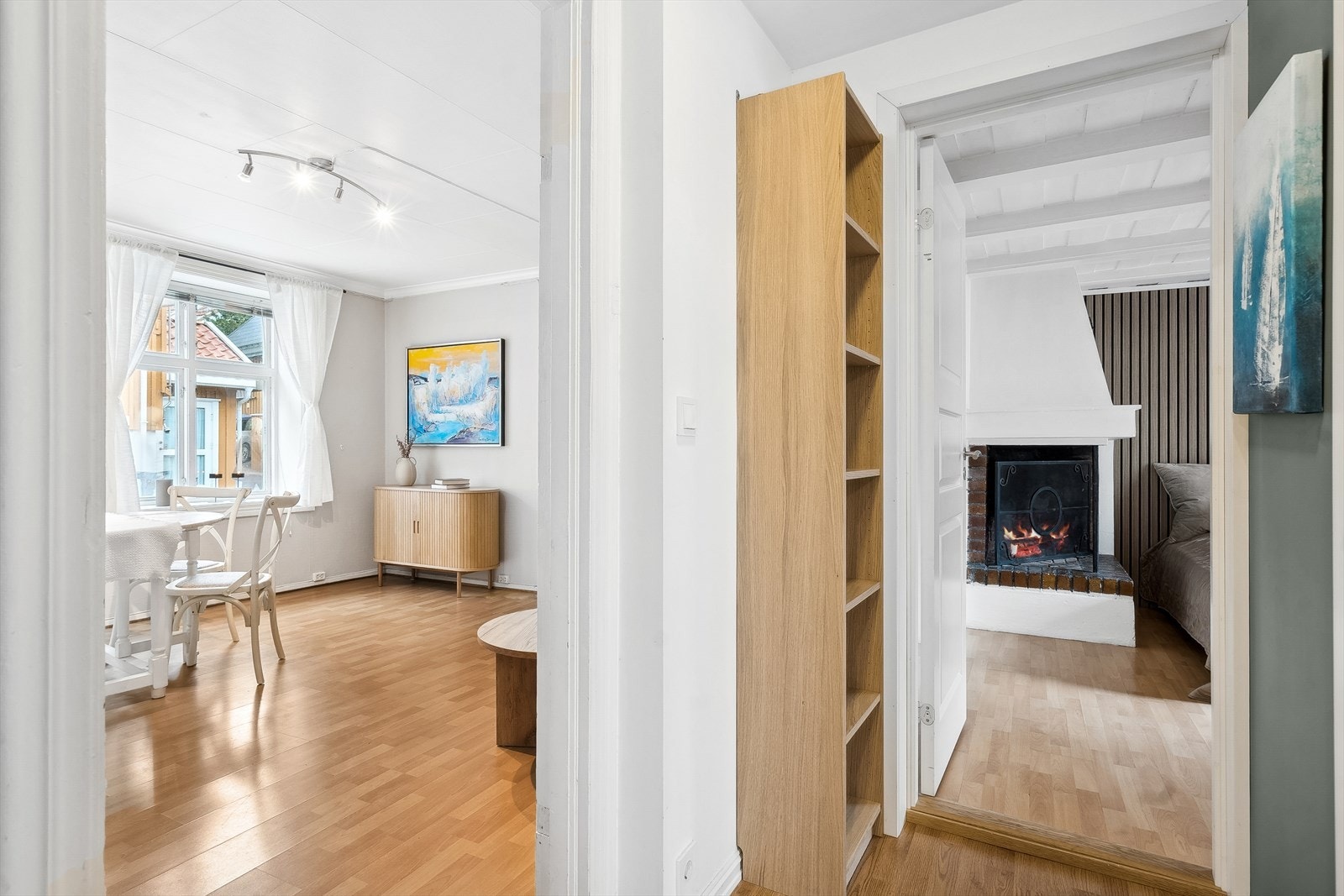 Fra stue og kjøkken kommer du videre inn til praktisk mellomgang, med adkomst til boligens to soverom og bad. Galleribilde