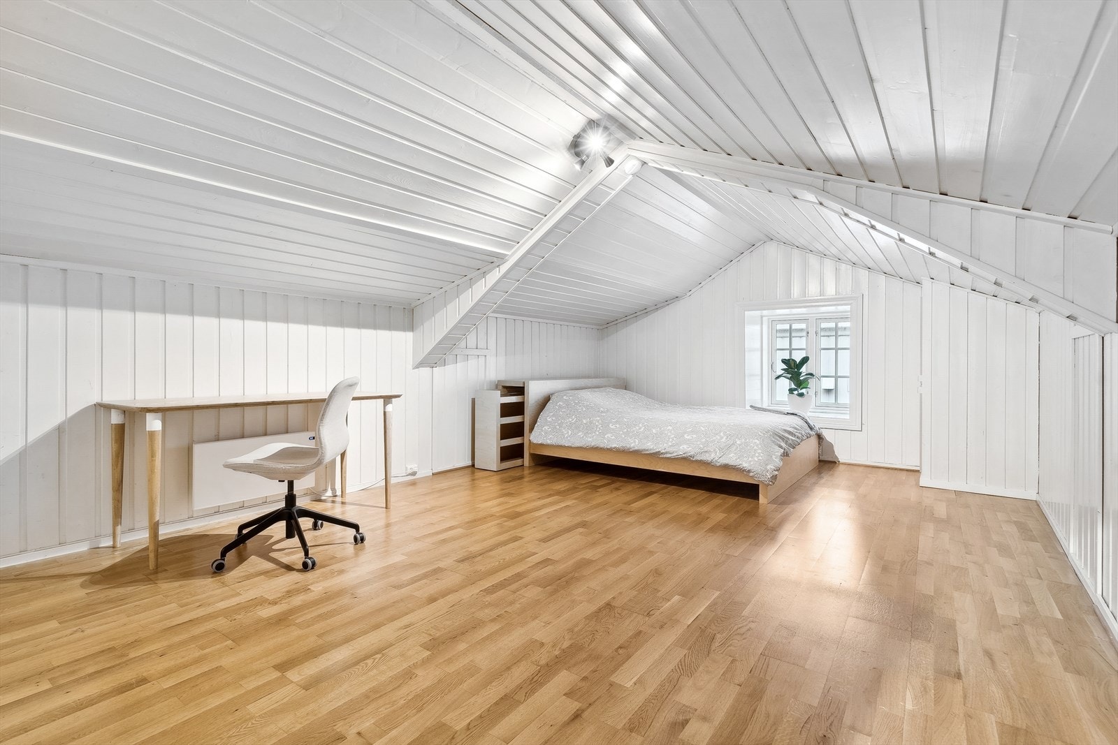På loftet er det et stort og koselig rom som i dag er innredet som soverom/loftsstue. Galleribilde