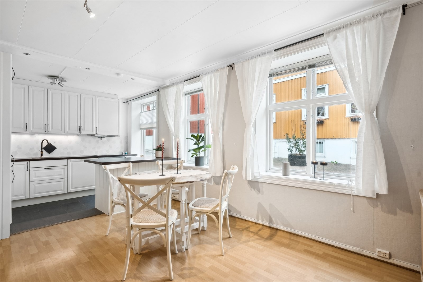 Boligen har alle hovedfunksjoner på grunnflaten, som består av en romslig entré, stue og kjøkken i åpen løsning, et lekkert bad/vaskerom og to soverom. Galleribilde