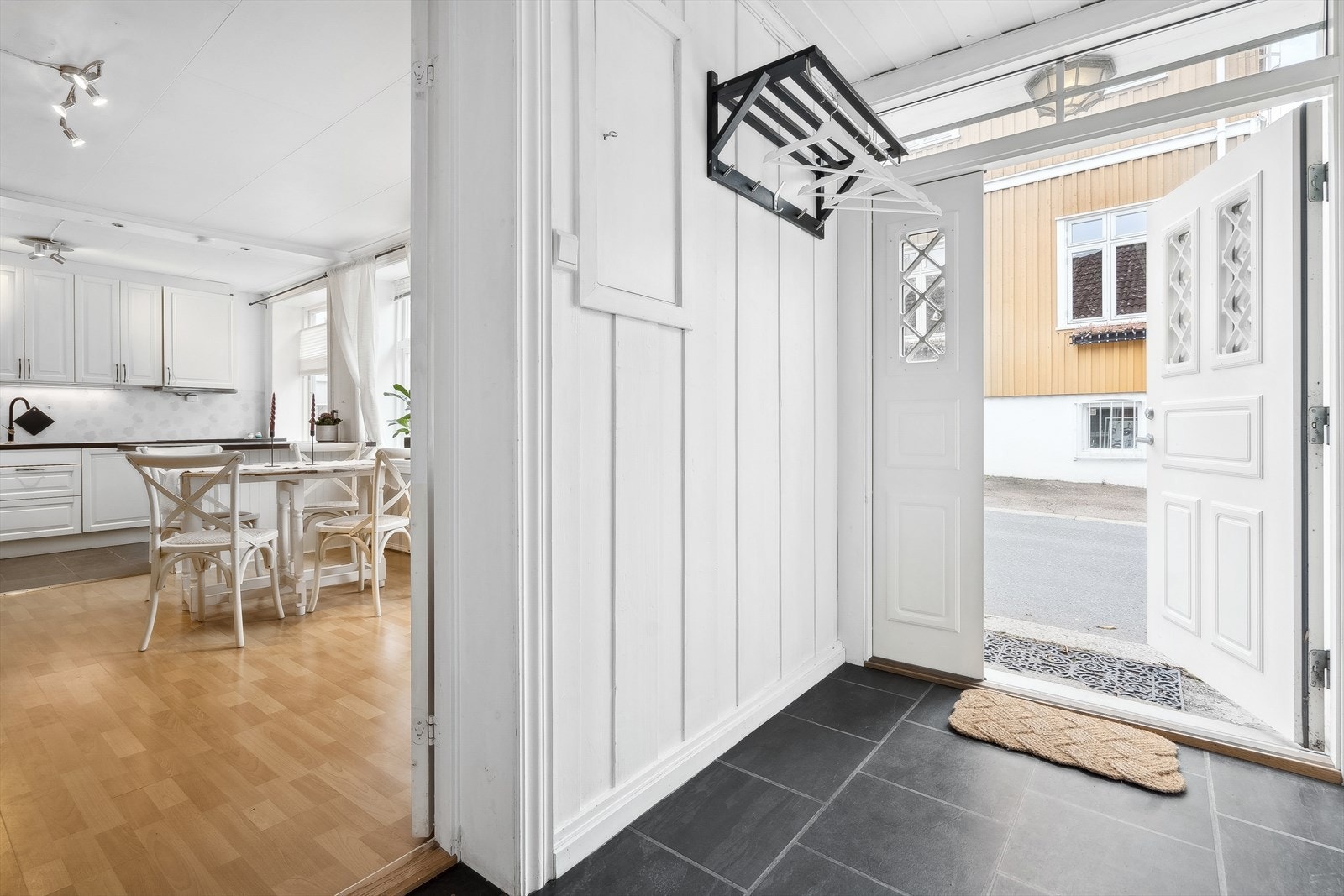 Boligen har et innbydende og hyggelig inngangsparti med halvannen dør. Gangen er romslig og har plass til entrémøblement. Galleribilde