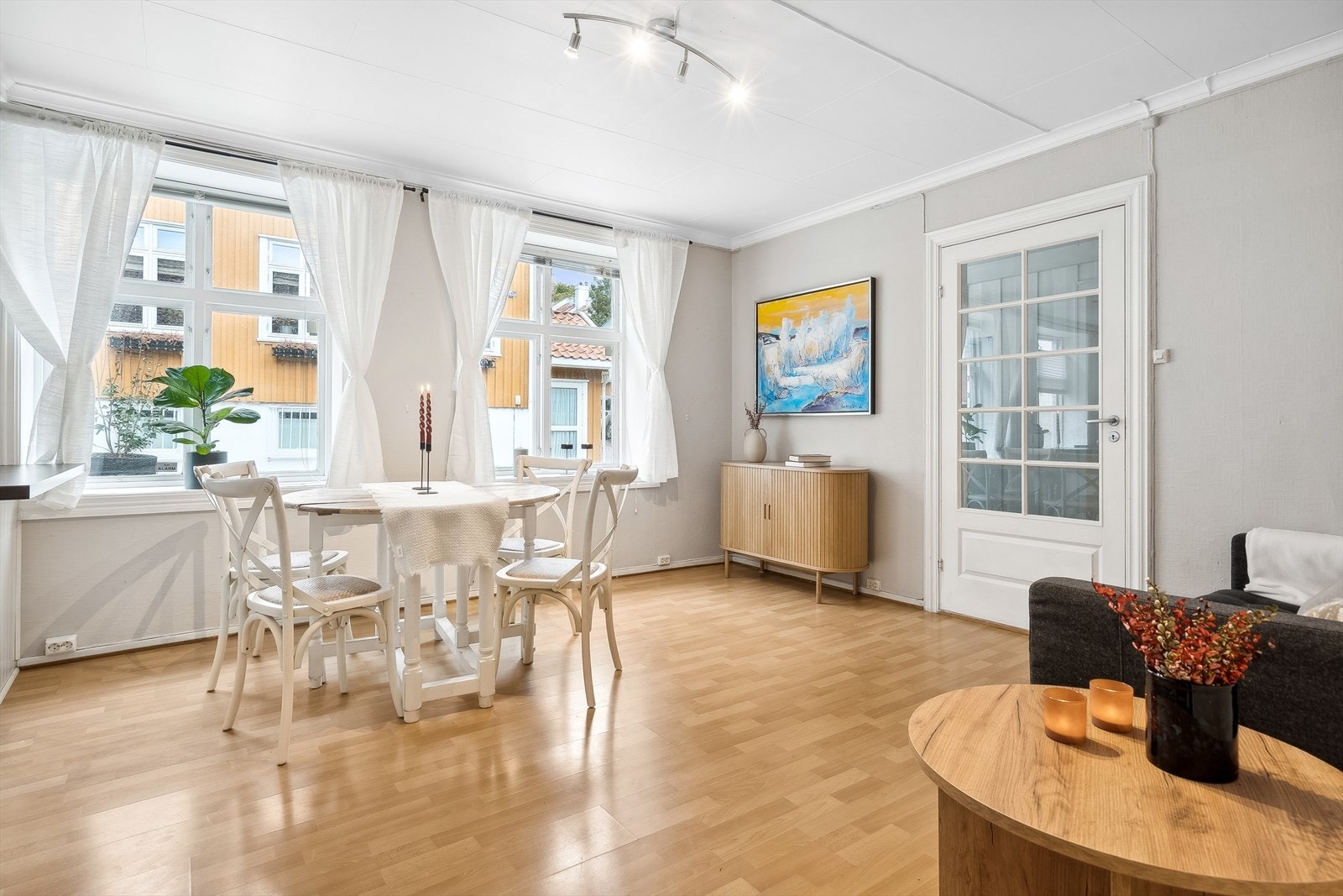 Boligen er pent oppusset innvendig og har lyse, koselige oppholdsrom med store vinduer. Galleribilde