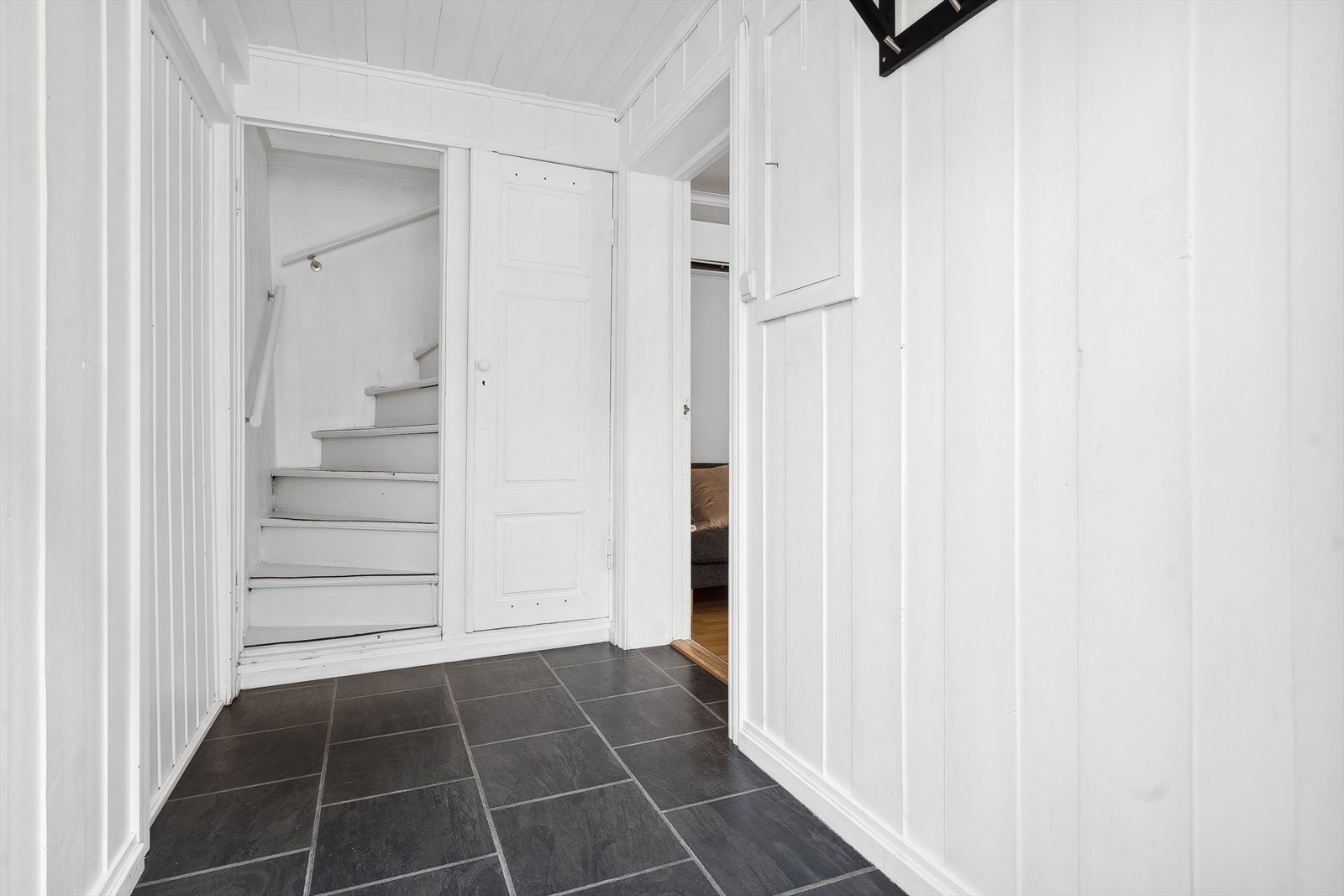 Opp trapp kommer du til loftetasjen. Under trappa er det laget til et smart kott for enkel oppbevaring. Galleribilde