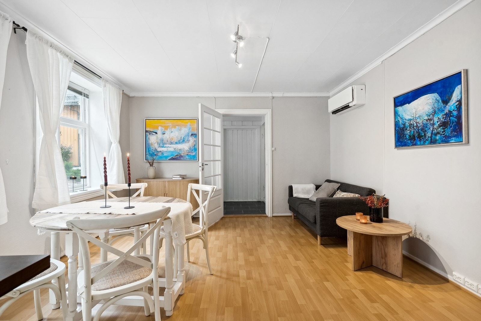 Koselig stue med plass til sofa og spisebord. En varmepumpe ble installert i 2022. Galleribilde