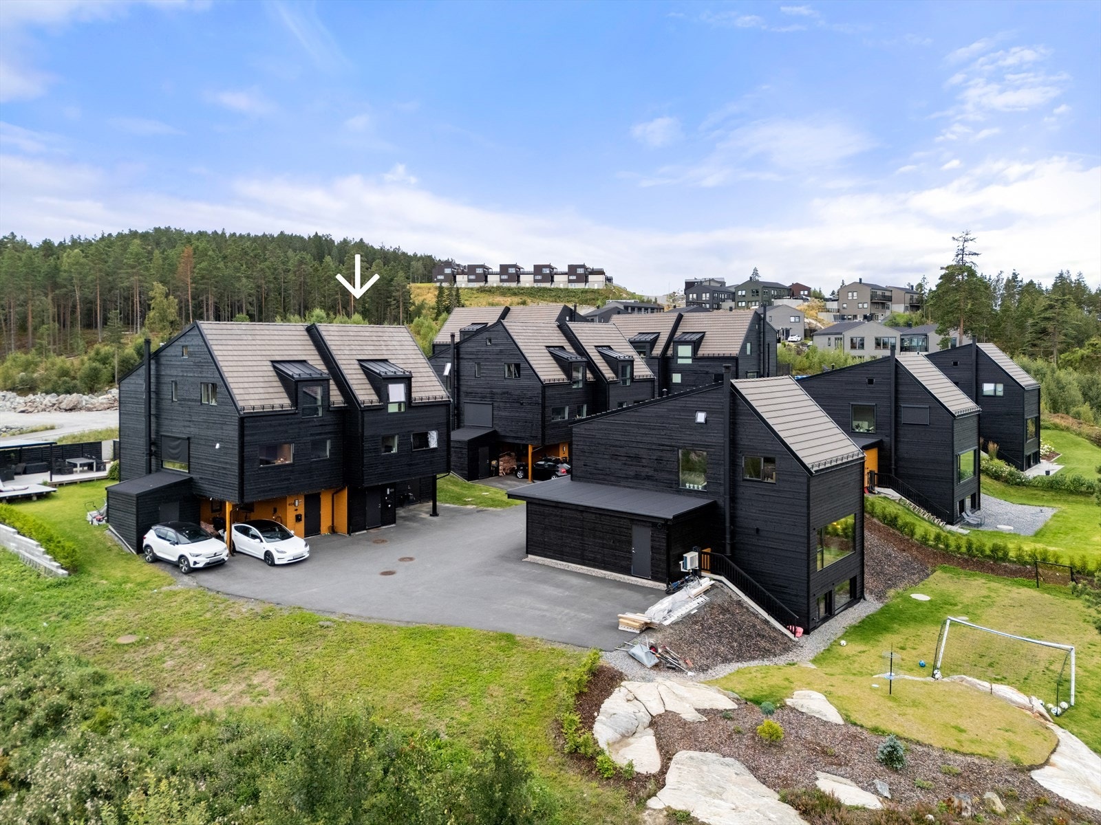 Attraktiv beliggenhet i rolige omgivelser på Fetsund, med umiddelbar nærhet til flotte turstier og rekreasjonsområder som Heiavannet. Galleribilde