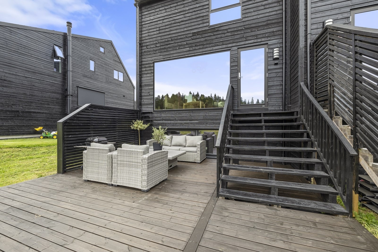 Den romslige plattingen på 38m² har god plass til utemøbler og grill. Galleribilde