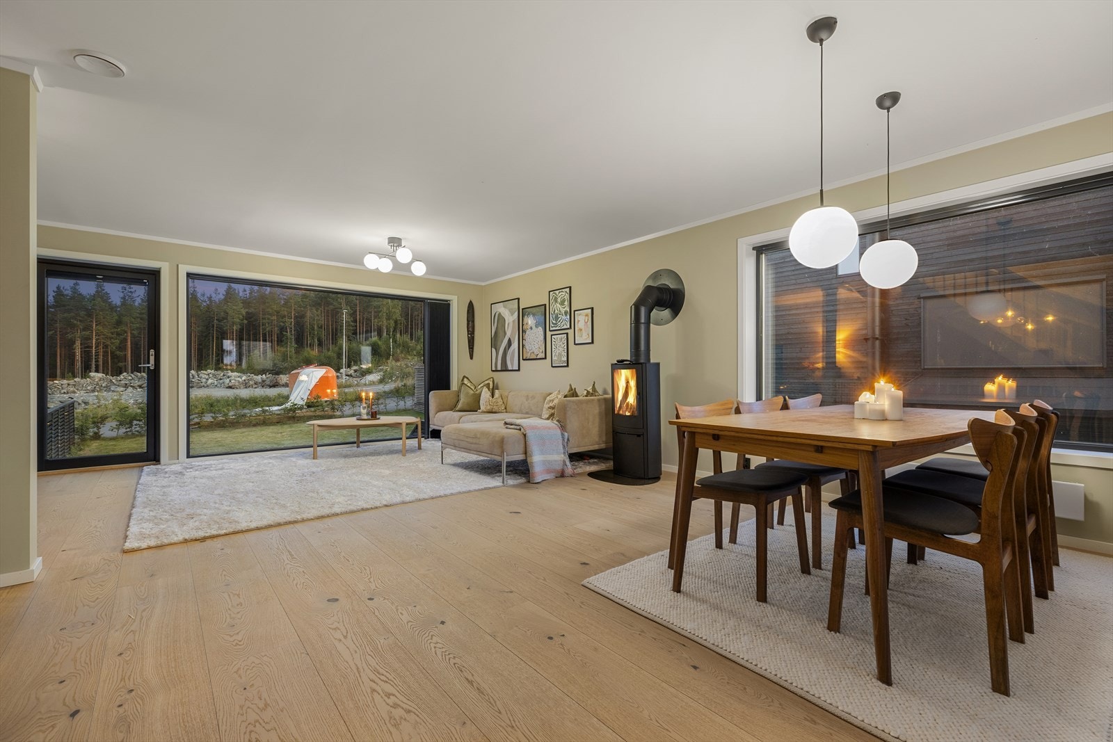 Velkommen til Ovarenna 40 B, en moderne og stilsikker halvpart tomannsbolig. Galleribilde