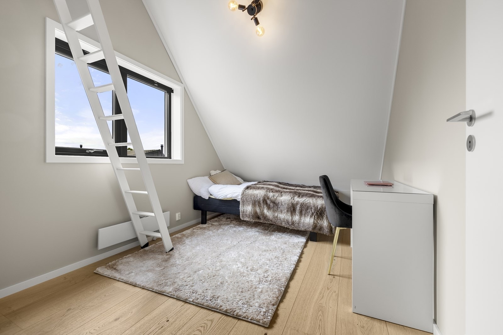Det tredje soverommet er møblert med seng og kontorpult og kan fungere som både barne-, gjesterom, kontor eller lignende. Galleribilde