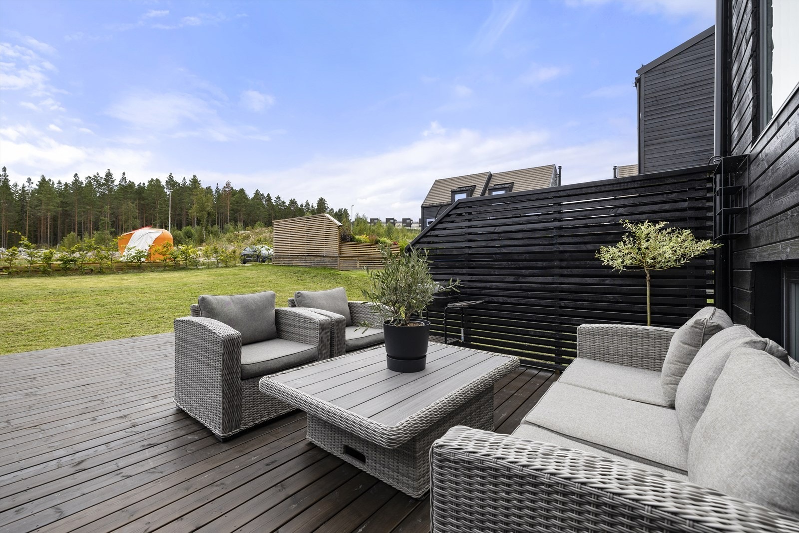 Uteplassen er skjermet med en praktisk skillevegg mot naboen. Galleribilde