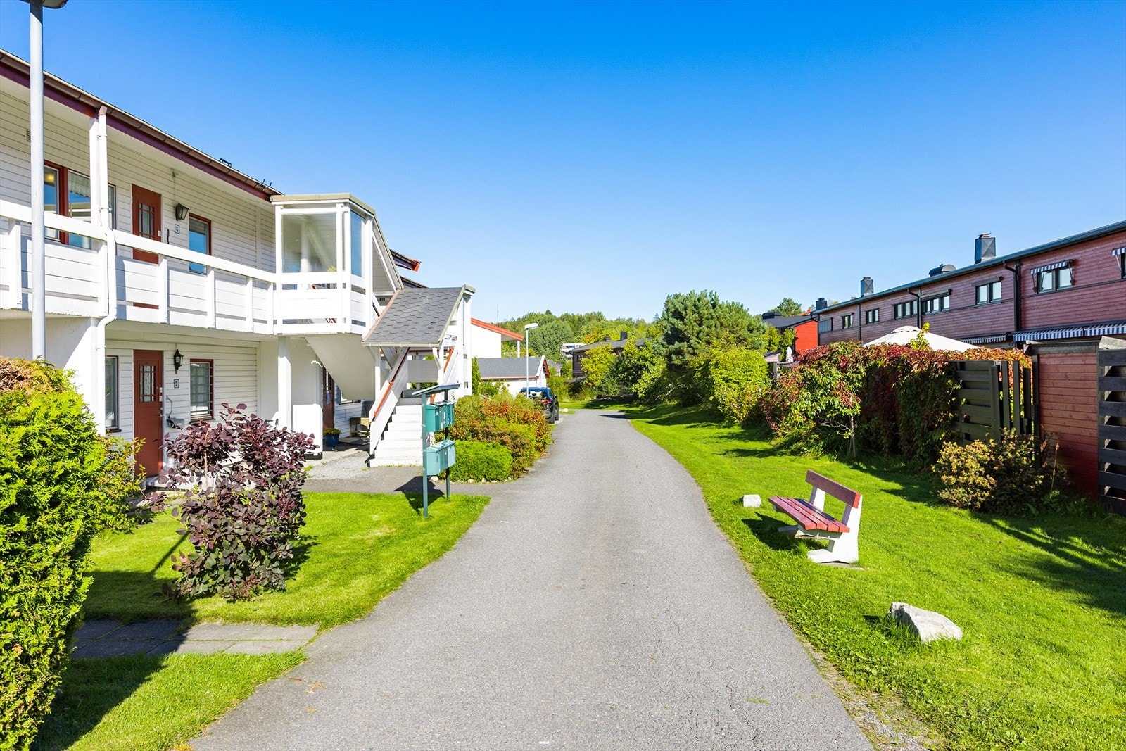Idyllisk belliggenhet og inngangsparti via svalgang Galleribilde
