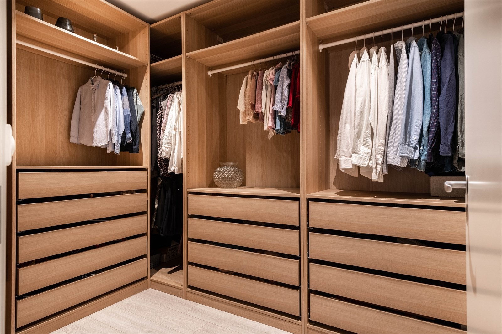 Garderobe med lekre detaljer som byr på god plass til klær og tilbehør. Galleribilde