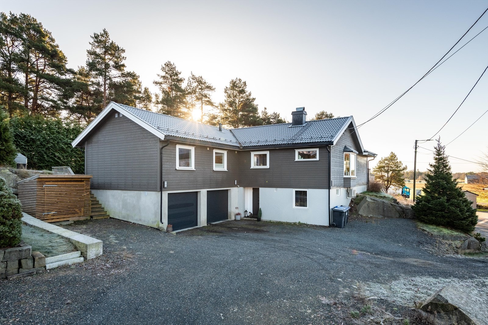 Dobbelgarasje og romslig gårdsplass. Galleribilde