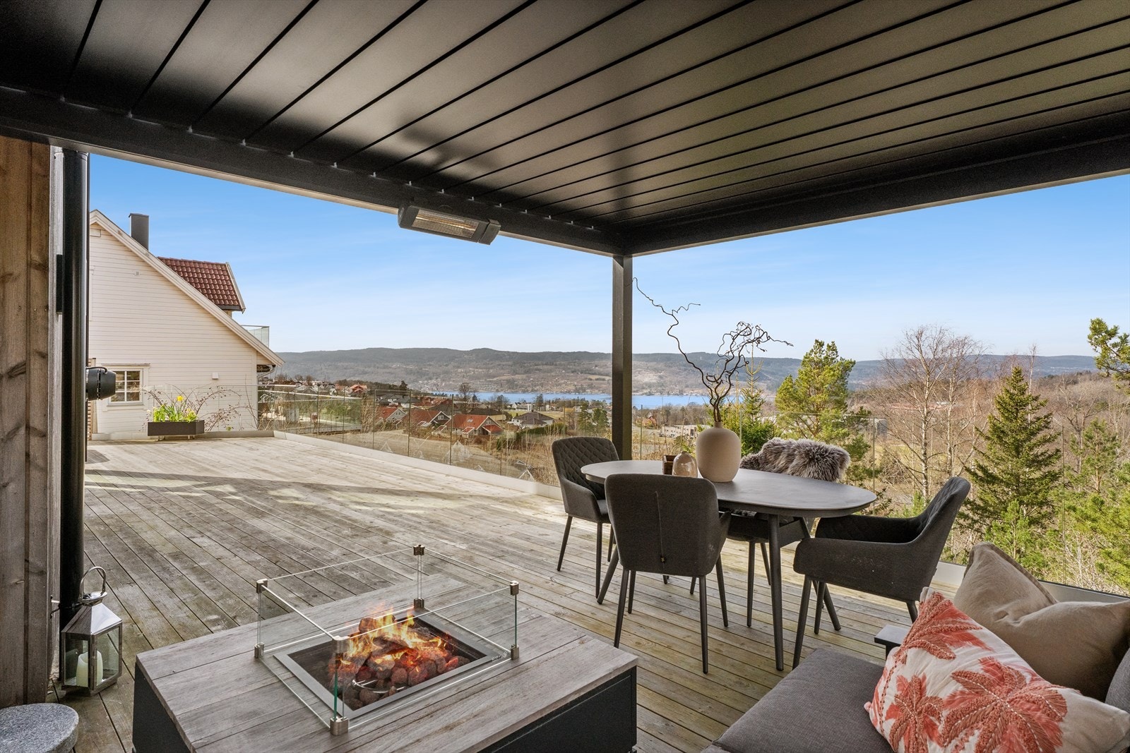 Fra stuen leder skyvedører med glassfelt ut til uteplassen i 1. etasje - et perfekt sted for store utemøbler og lange sommerdager med sol og utsikt over nabolaget og fjorden. Galleribilde