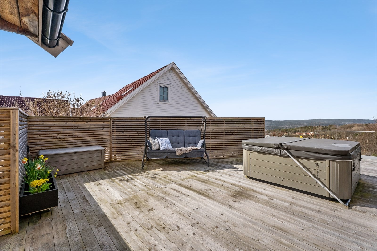 Lekker jacuzzi plassert på boligens terrasse. Galleribilde