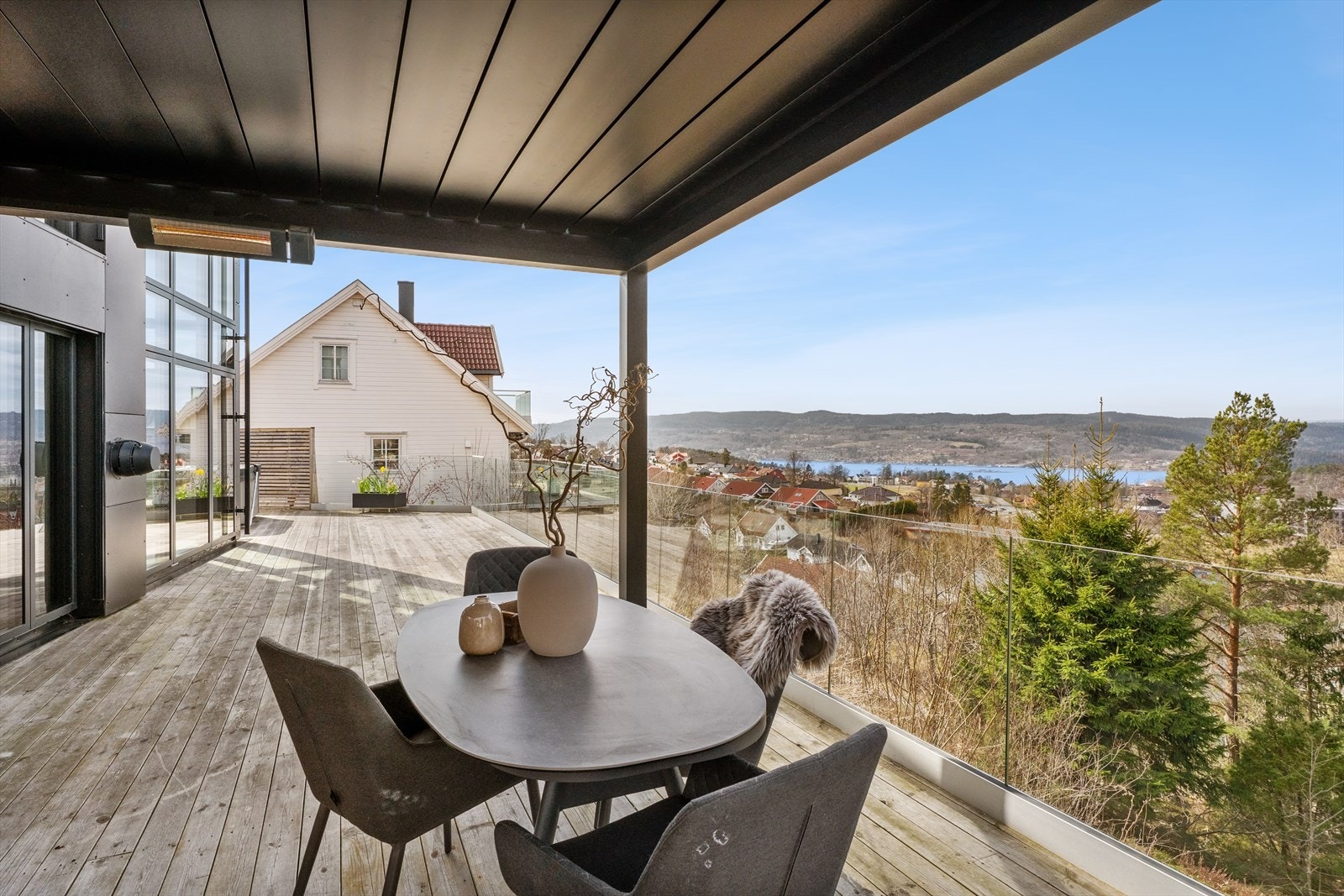 Fantastisk utsikt fra boligens terrasse mot sentrum og Oslofjorden. Galleribilde