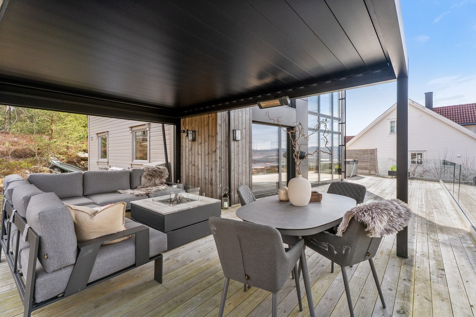 Svært innbydende terrasse som enkelt kan inndeles i flere soner for sittegrupper, solsenger, spisebord og lounge grupper. Galleribilde