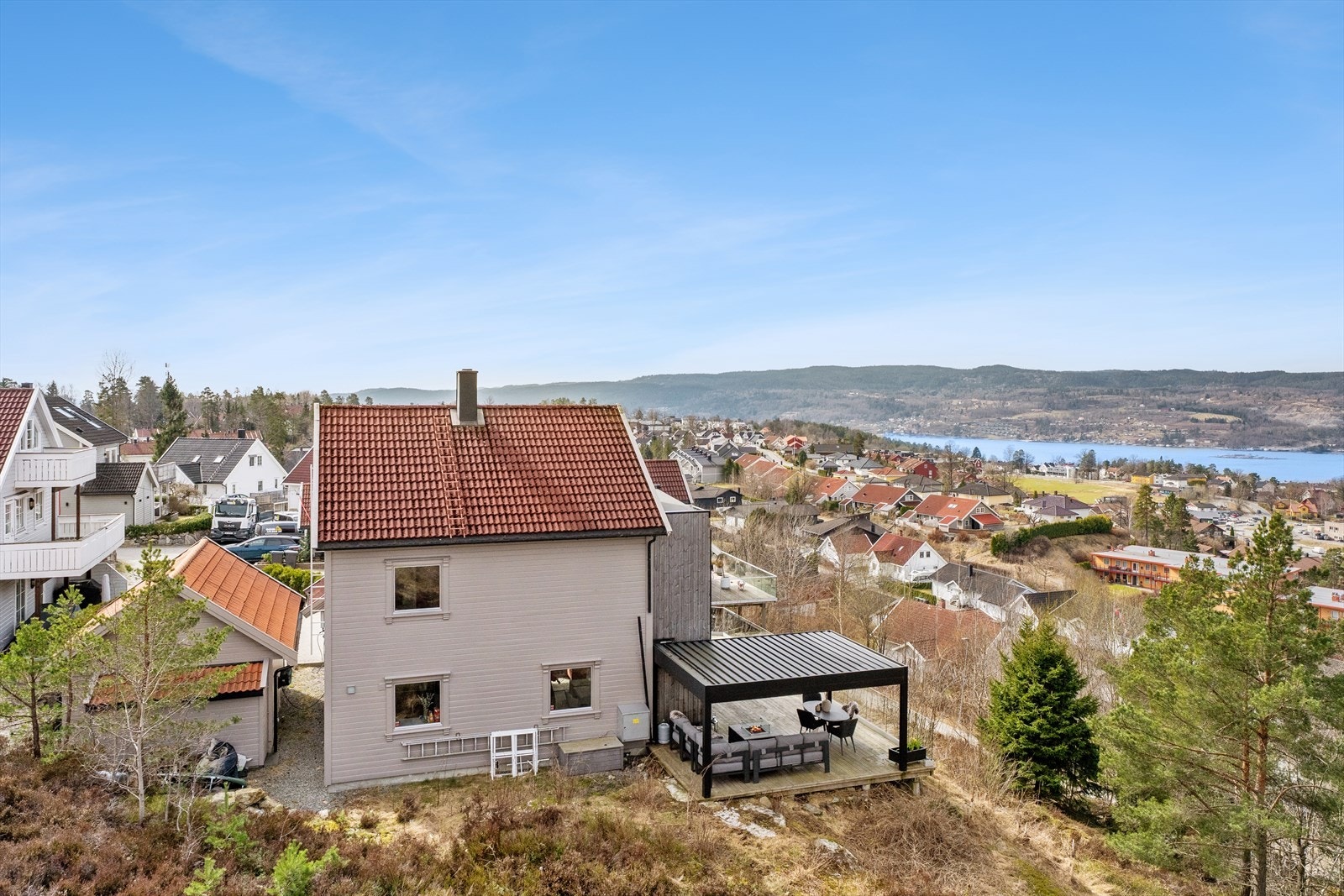 Rett utenfor døren finner du vakre turstier, lysløyper og rekreasjonsområder som inviterer til et aktivt friluftsliv året rundt Galleribilde