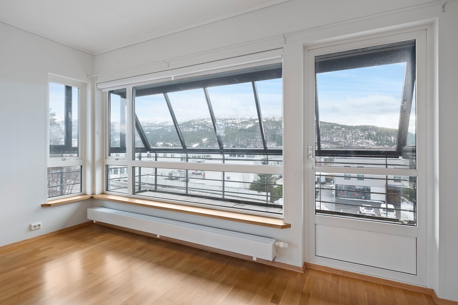 Fra stuen er det utgang til innglasset balkong. Galleribilde