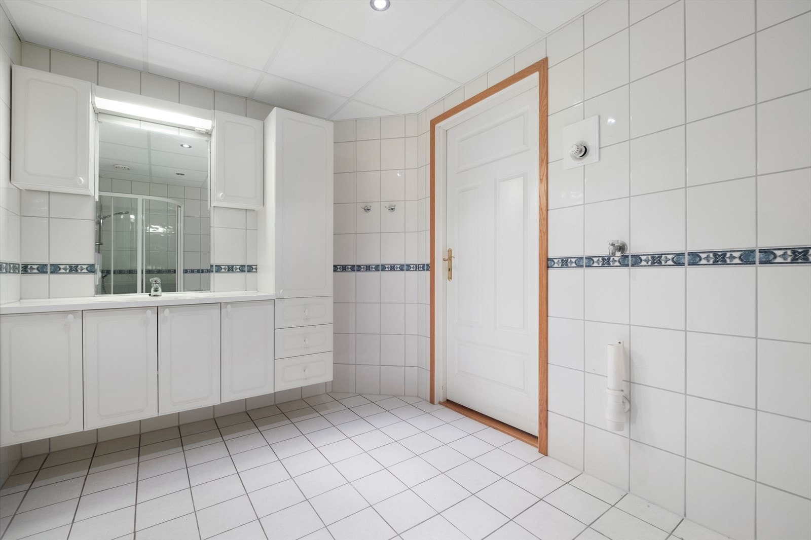 Lyst helfliset bad med gulvvarme. Galleribilde