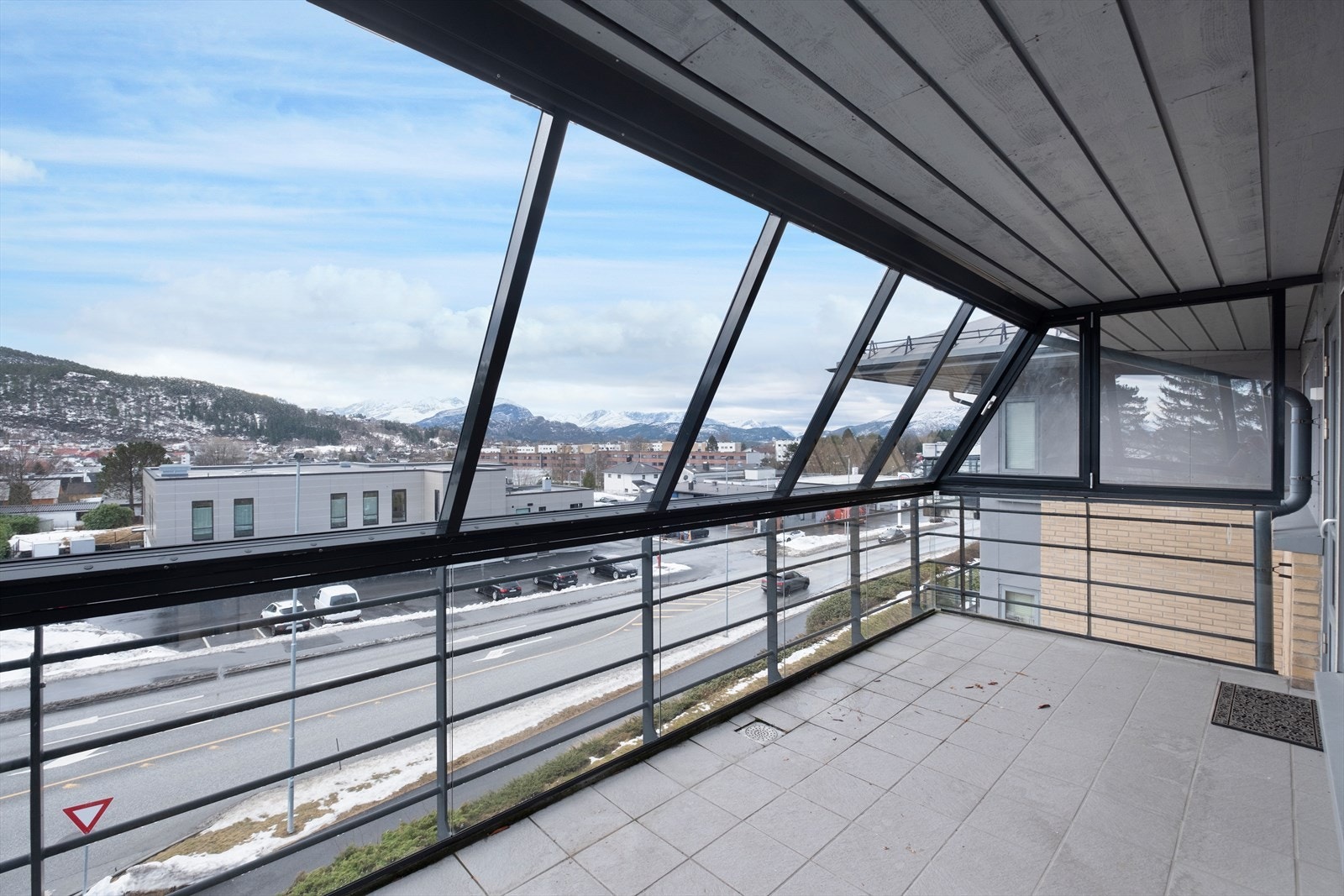 Romslig innglasset balkong på ca. 15 m². Galleribilde