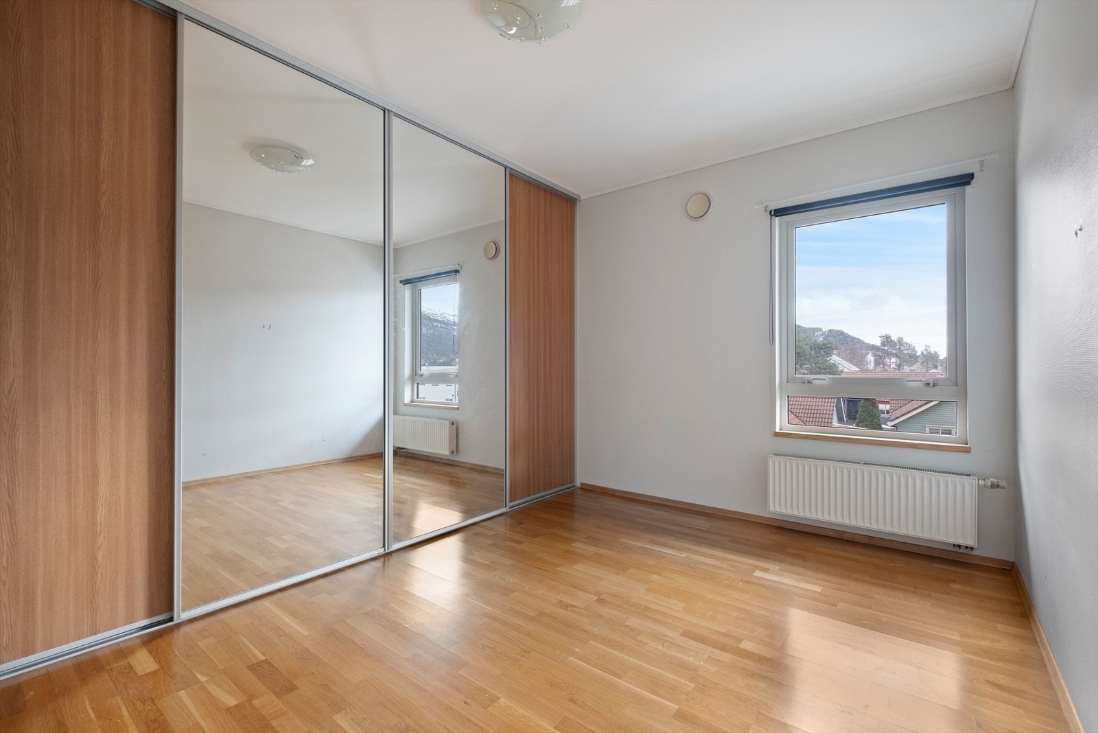 Soverommet har rikelig med oppbevaring i stor skyvedørsgarderobe. Galleribilde