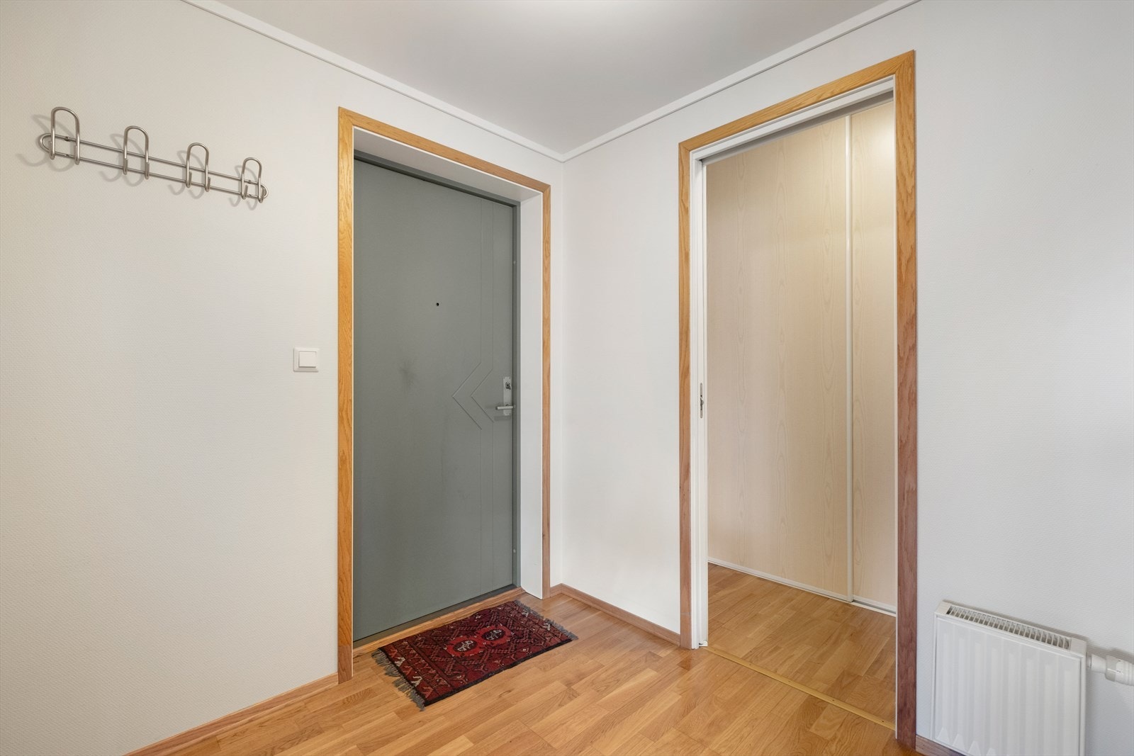 Gang med garderobe for oppbevaring. Galleribilde