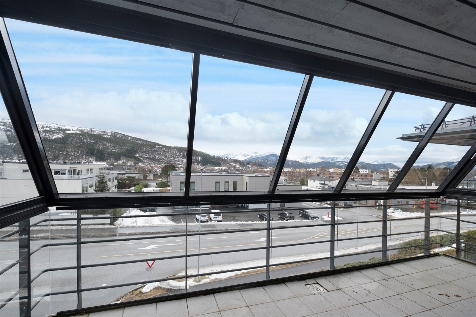 Balkongen er sør og østvendt med gode solforhold. Galleribilde
