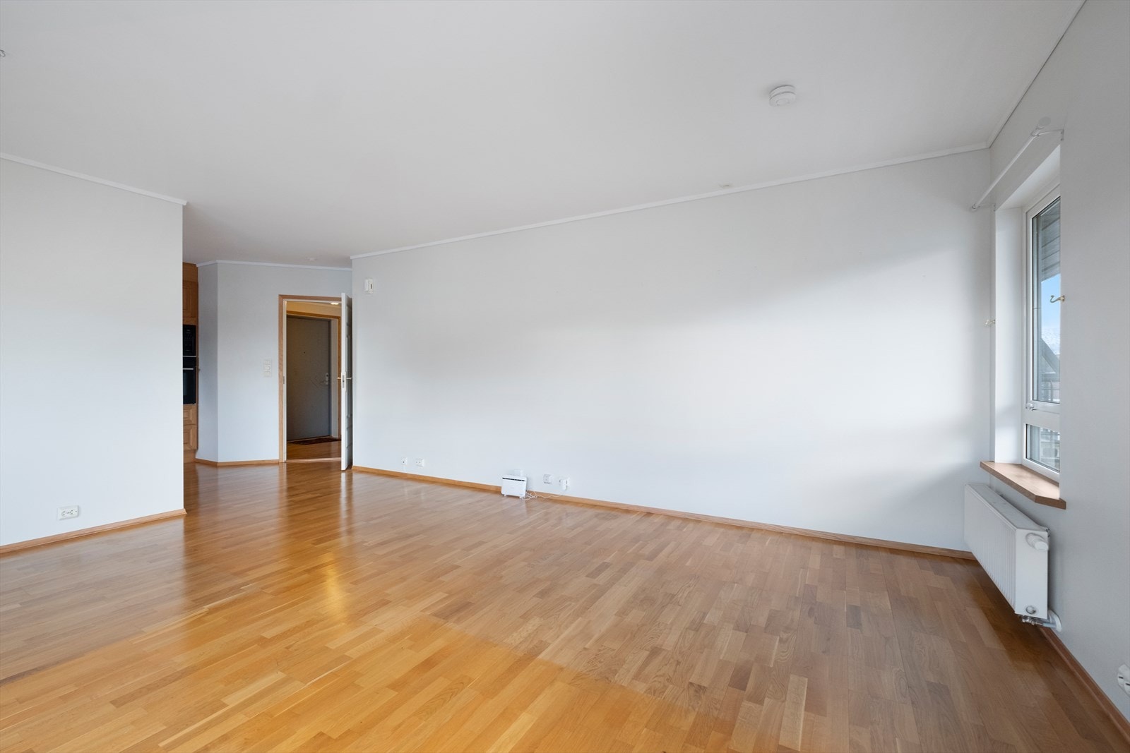 Leiligheten har vannbåren fjernvarme med monterte radiatorer. Galleribilde