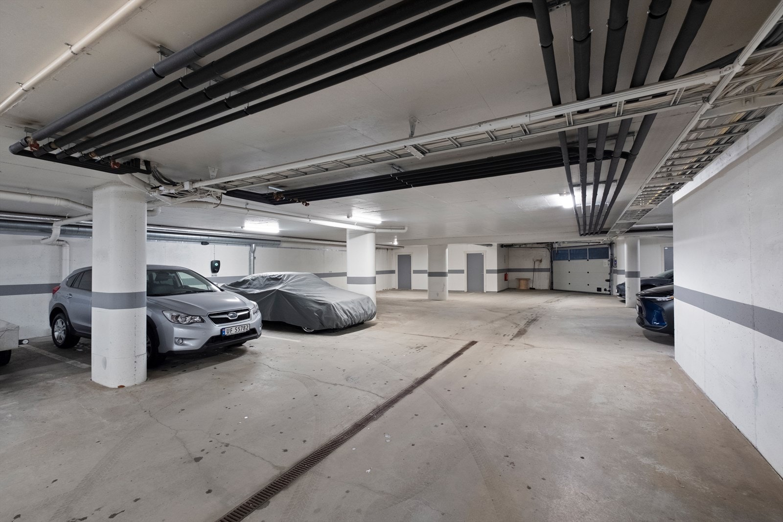 Leiligheten disponerer en parkering i felles garasjeanlegg. Det er muligheter for etablering av elbillader. Galleribilde