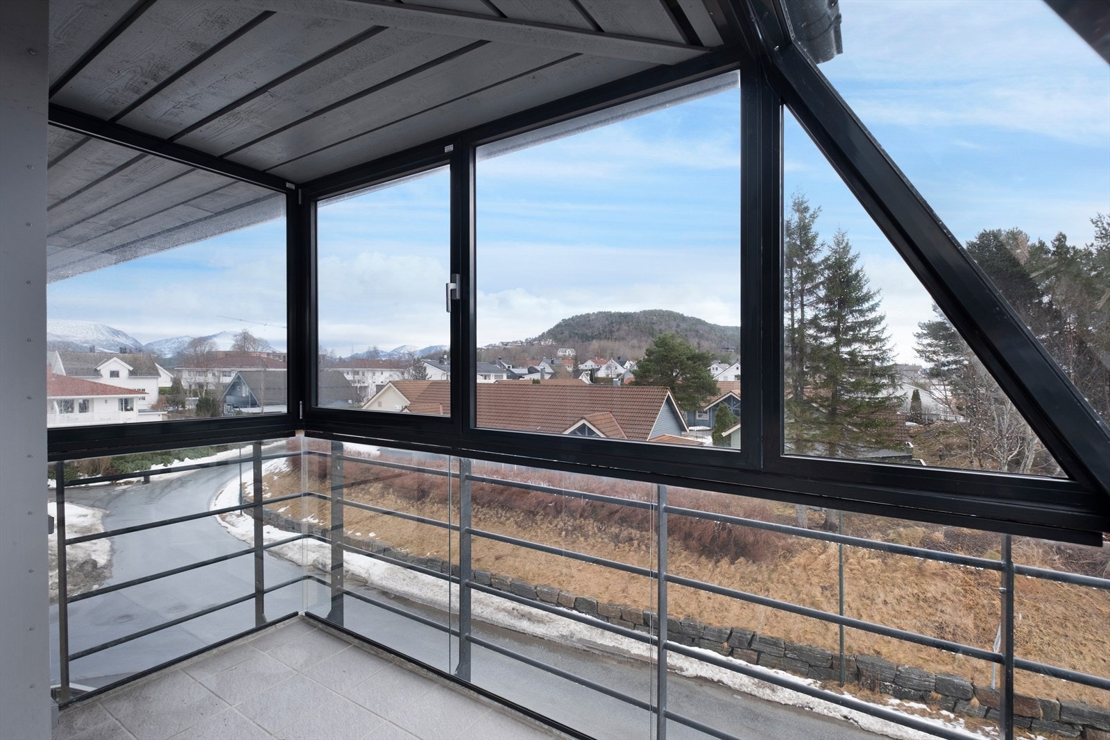 Den innglassede balkongen skjermer godt mot vind og gir en lun og hyggelig uteplass gjennom hele året. Galleribilde
