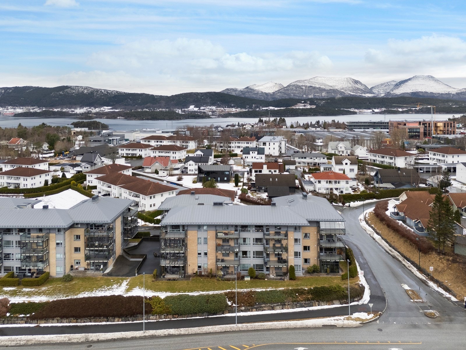 På Øvrevollen bor du med gangavstand til alt av fasiliteter: Amfi Moa kjøpesenter, dagligvarebutikker, kafeer, bibliotek, apotek, legekontor, treningssenter og kollektivknutepunkt med bussterminal. Galleribilde