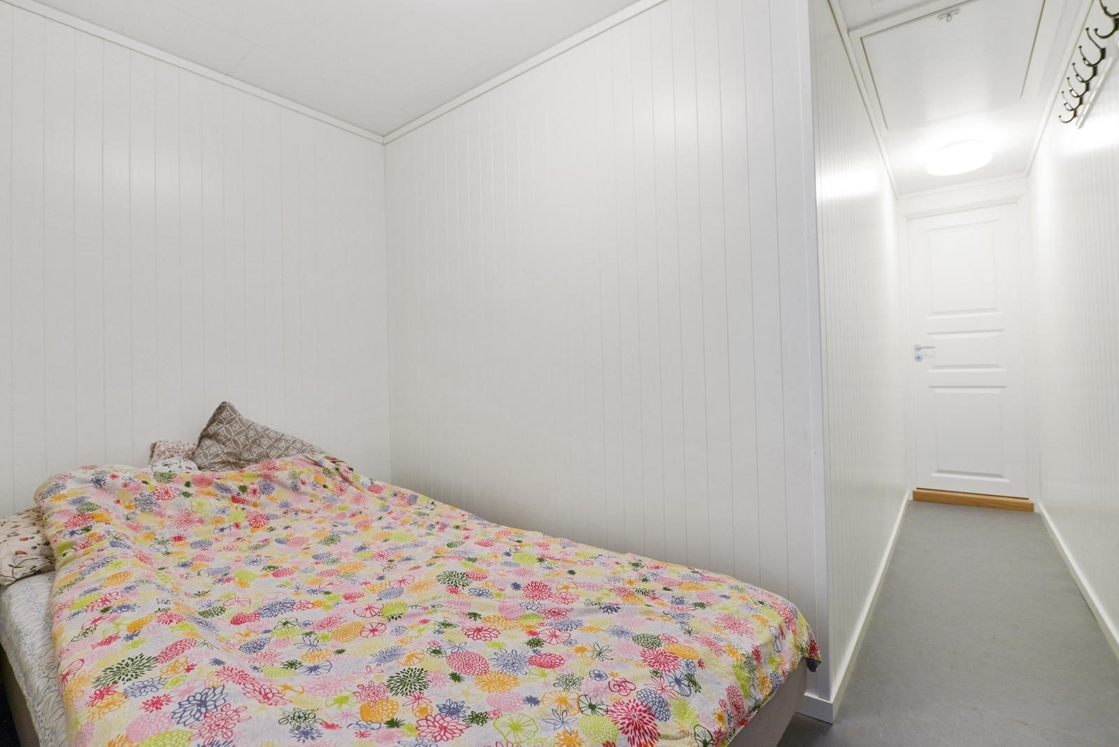 Sovealkove. Inngang til eget bad i enden. Galleribilde