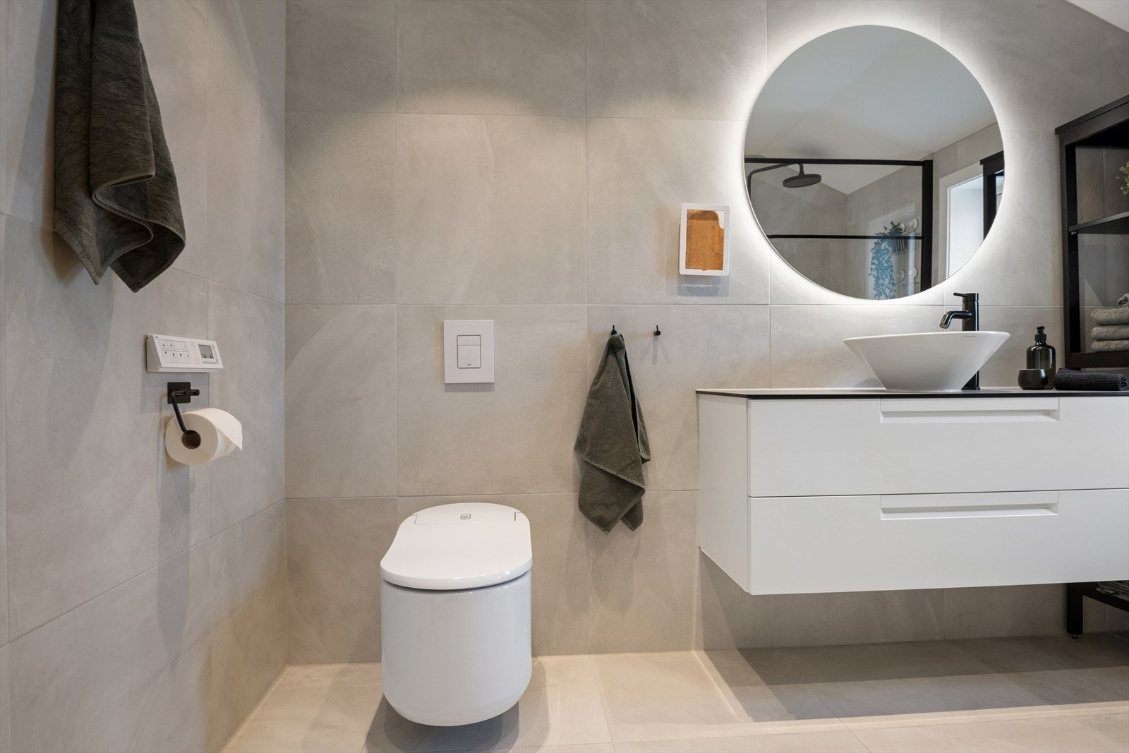 Moderne og tidsriktig bad fra 2019 med flotte detaljer. Galleribilde