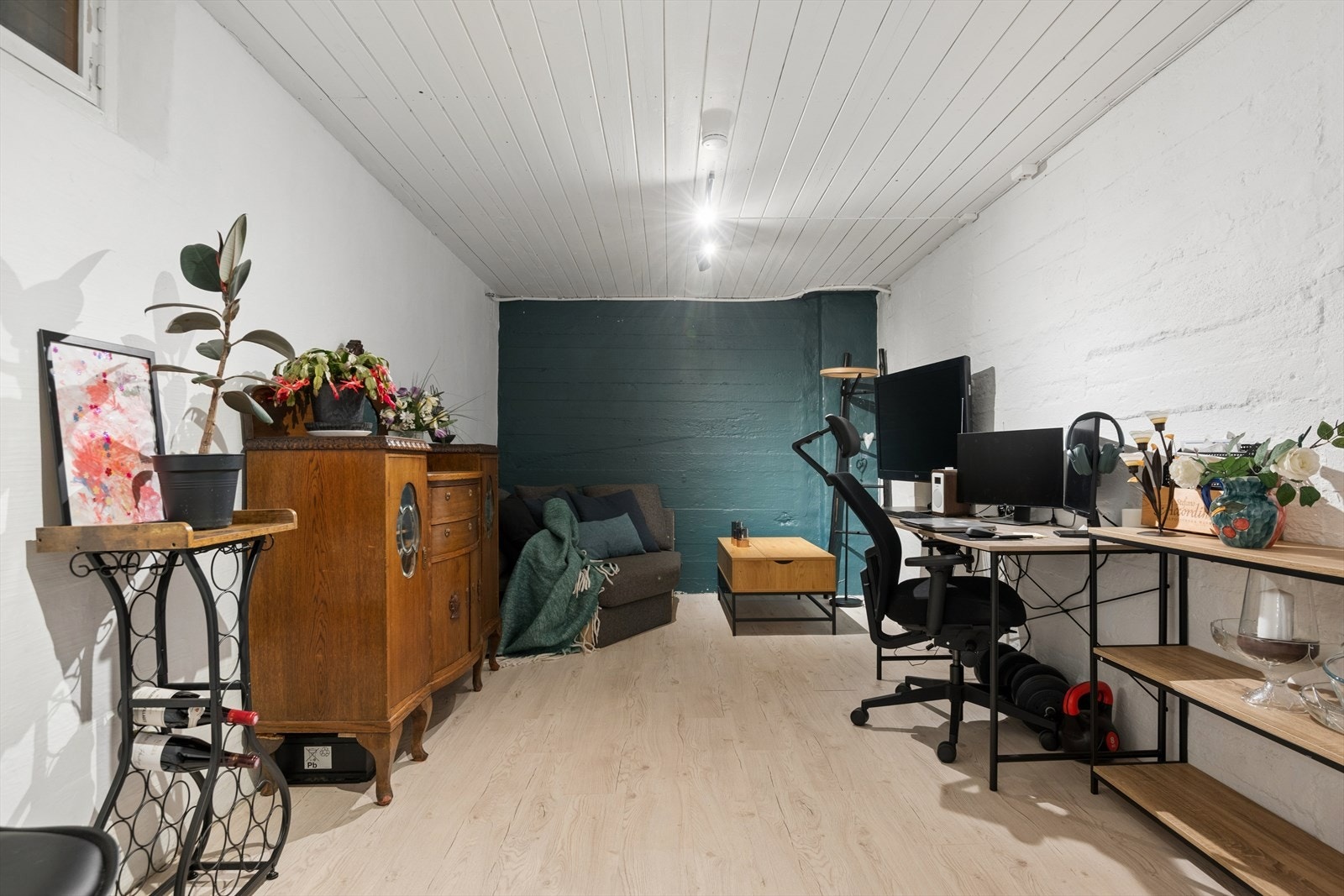 Kjelleren er i hovedsak innredet som kjellerstue. Den andre delen er bod med opplegg til vaskemaskin. Galleribilde
