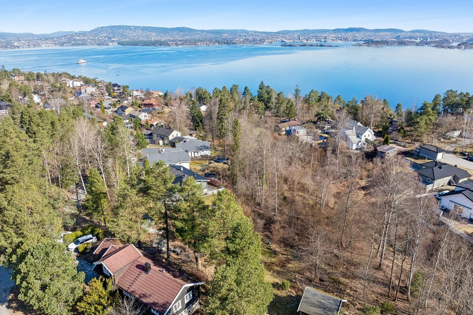 Svært attraktiv beliggenhet på tuppen av Nesoddtangen, nær Nesoddbåten. Galleribilde