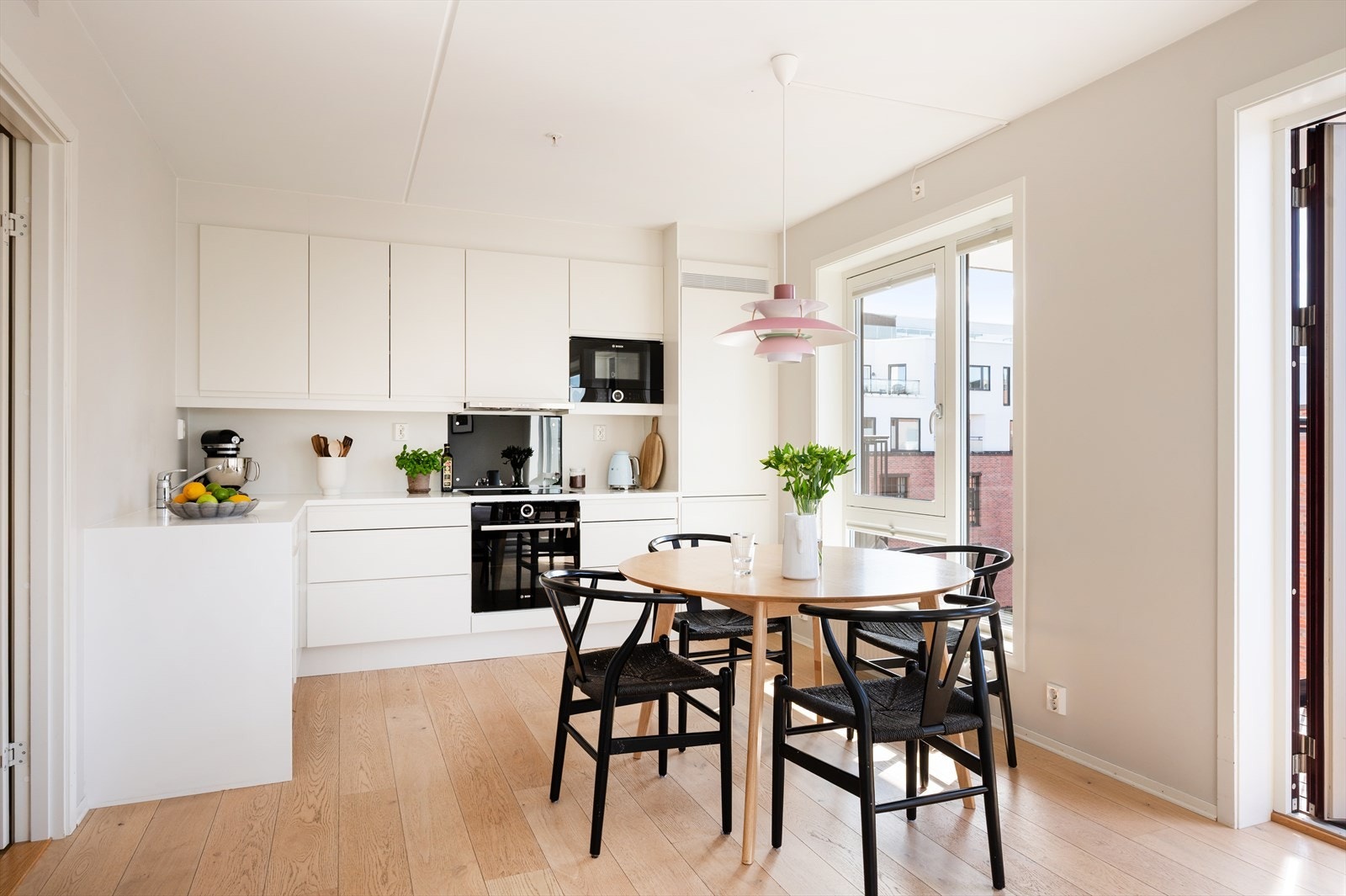 I tilknytning kjøkkenet er det god plass til et større spisebord, perfekt for sosiale sammenkomster. Galleribilde