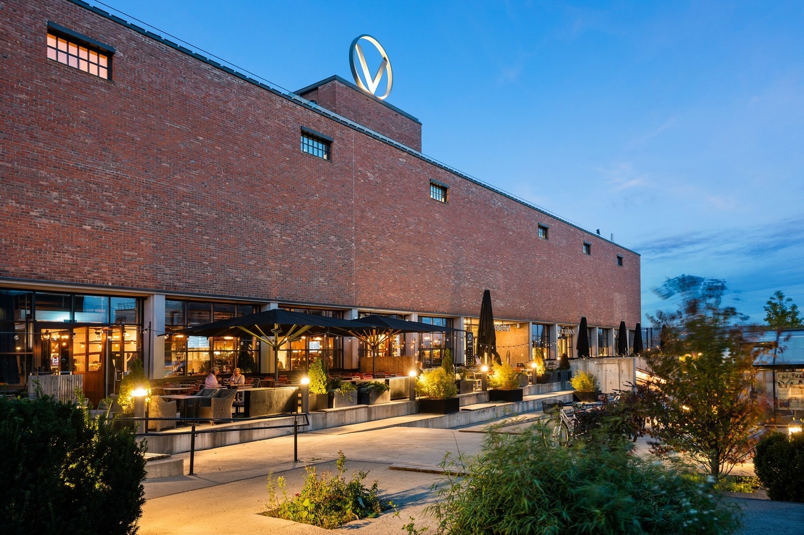 Vinslottet som byr på en koselig Gastropub, bakeriet WB Samson, Lille Lab og flere butikker. Galleribilde