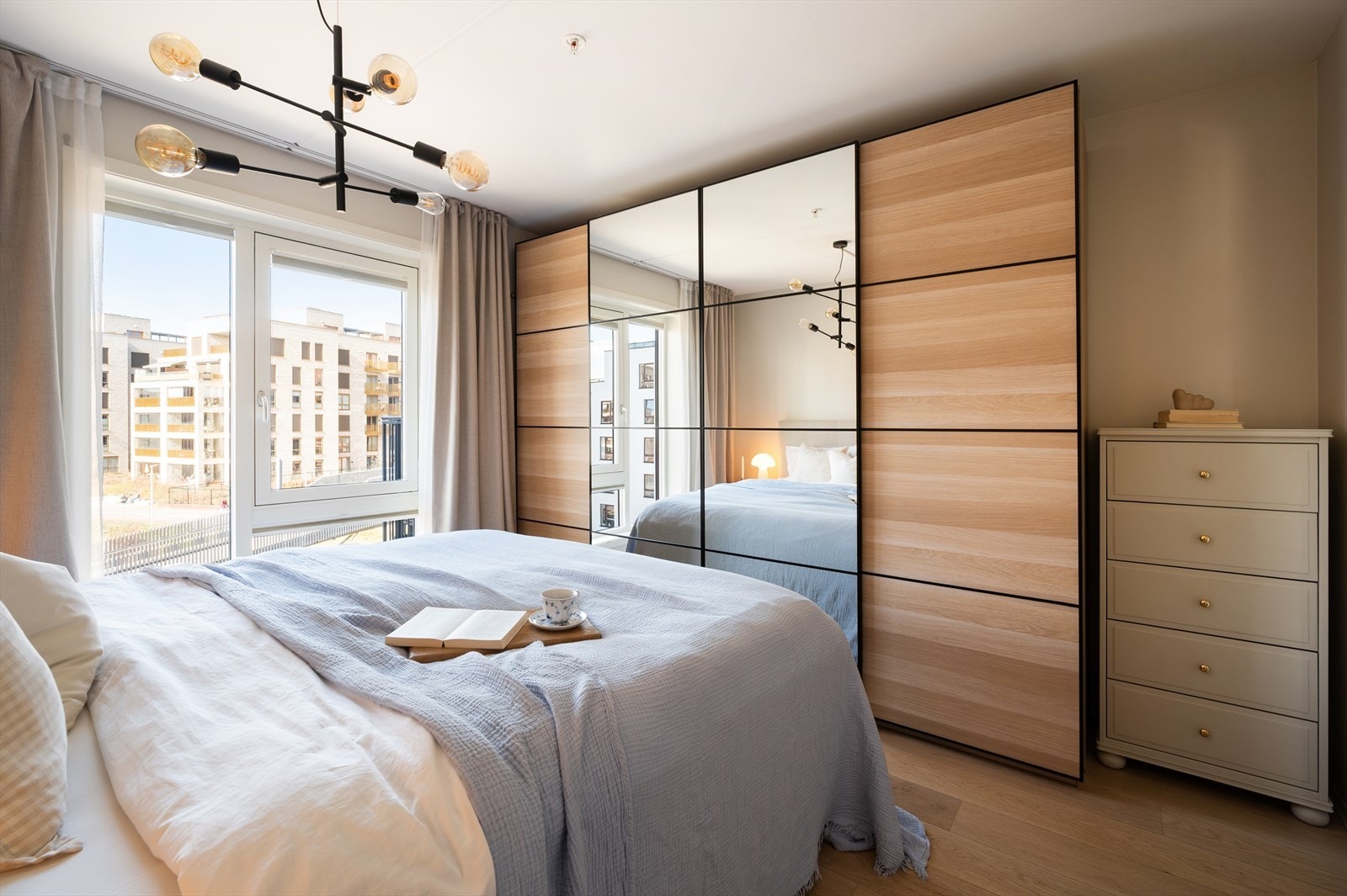 En stor skyvedørsgarderobe med speilfront gir rikelig med oppbevaring. Galleribilde