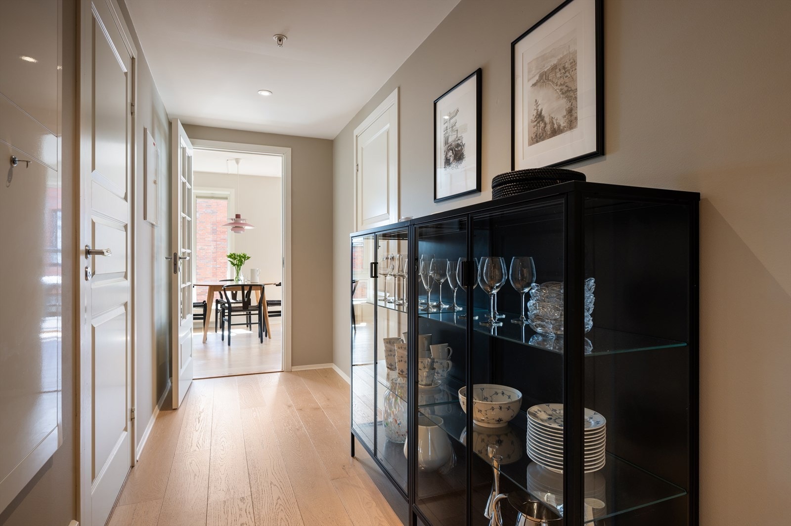Boligen er påkostet med profilerte innerdører Galleribilde