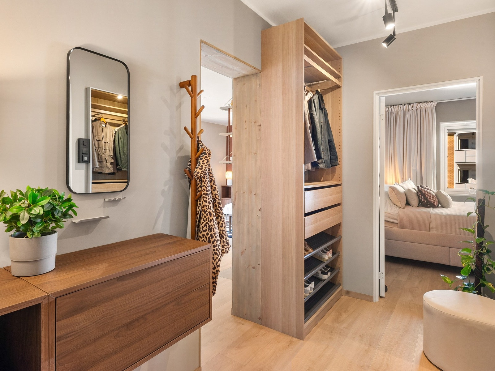 Her kan man enkelt henge fra seg yttertøy og sko i garderobe Galleribilde